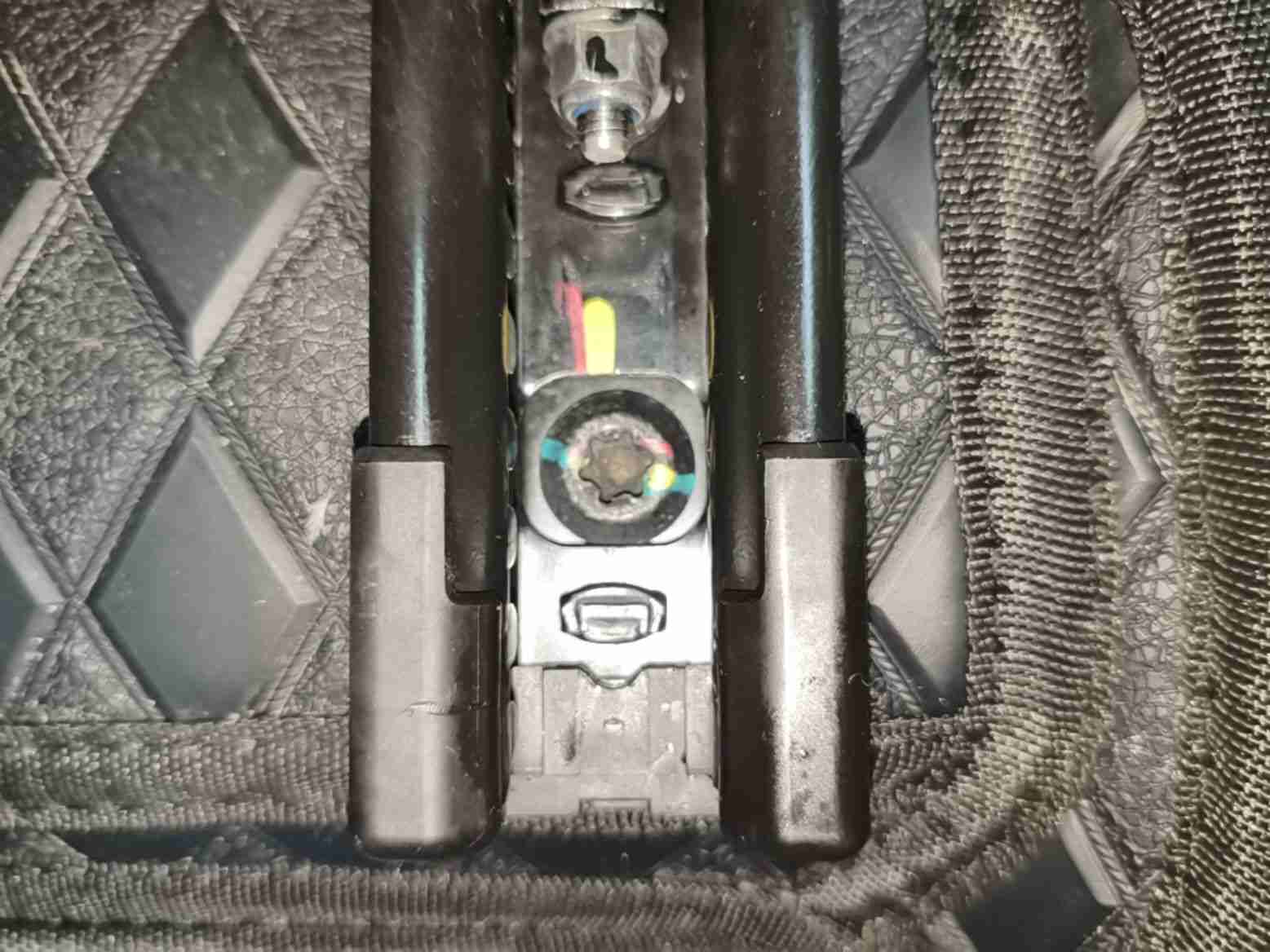 左前座椅滑轨拆卸痕迹实拍