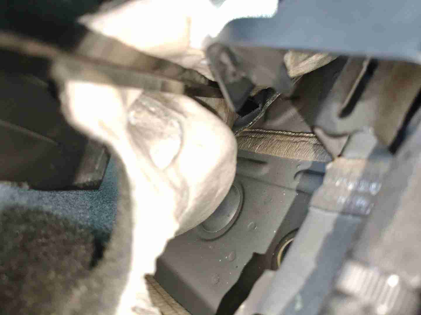 右后地毯浸水痕迹实拍