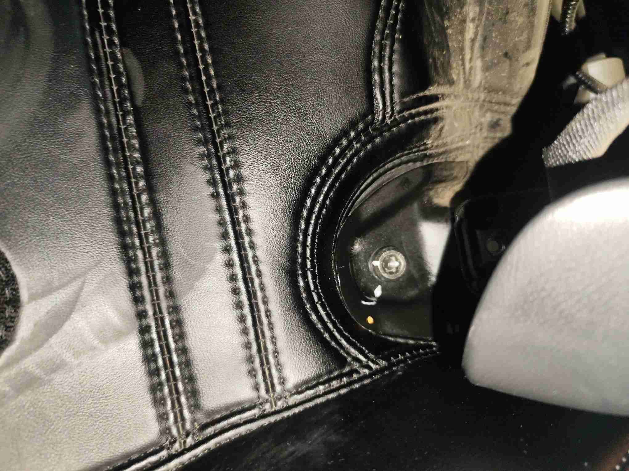 左前座椅滑轨拆卸痕迹实拍