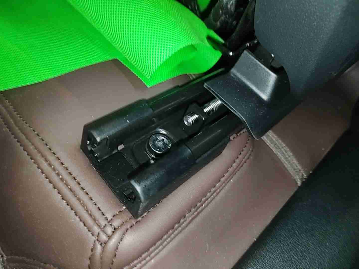 左前座椅滑轨拆卸痕迹实拍
