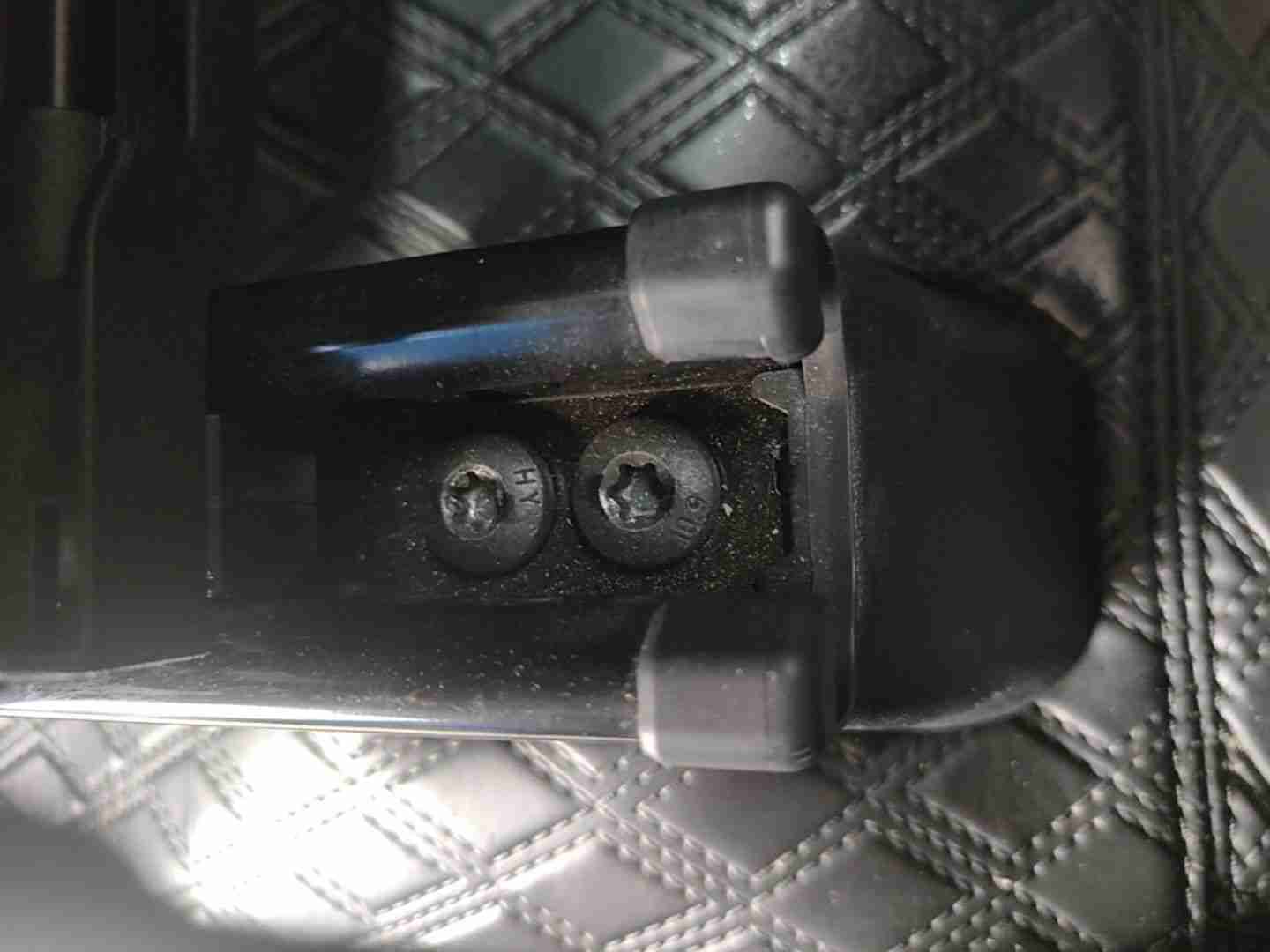 右前座椅滑轨拆卸痕迹实拍