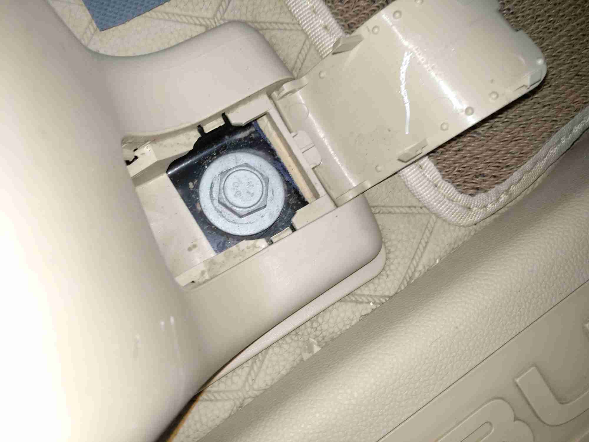 右前座椅滑轨拆卸痕迹实拍