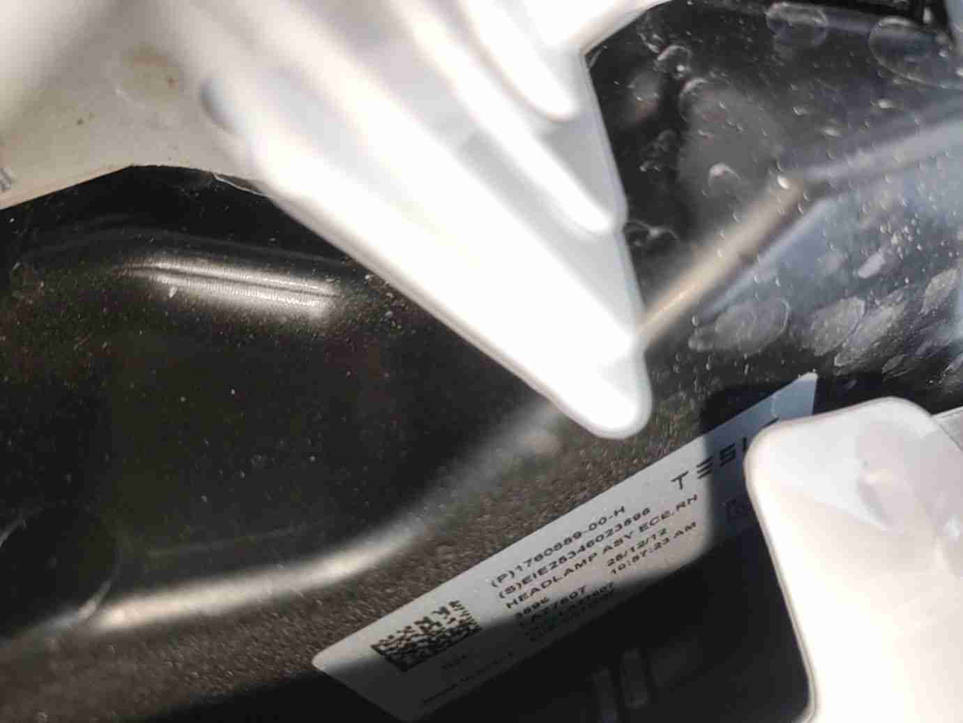 右前大灯更换痕迹实拍