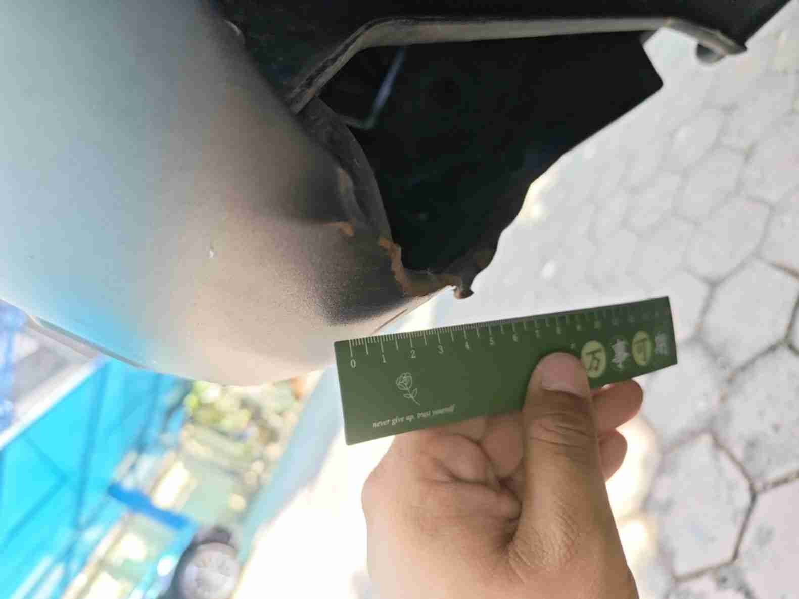 前防撞梁螺丝连接处变形实拍