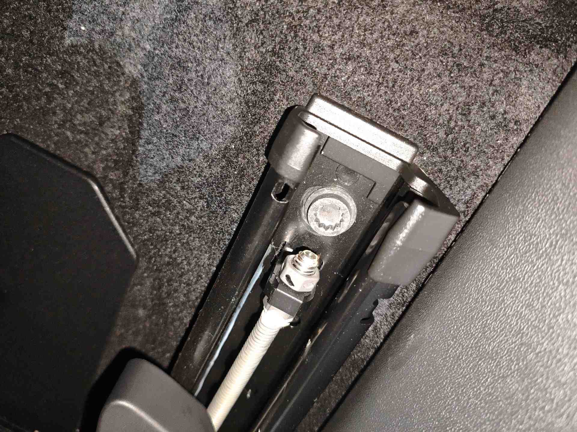 右前座椅滑轨拆卸痕迹实拍