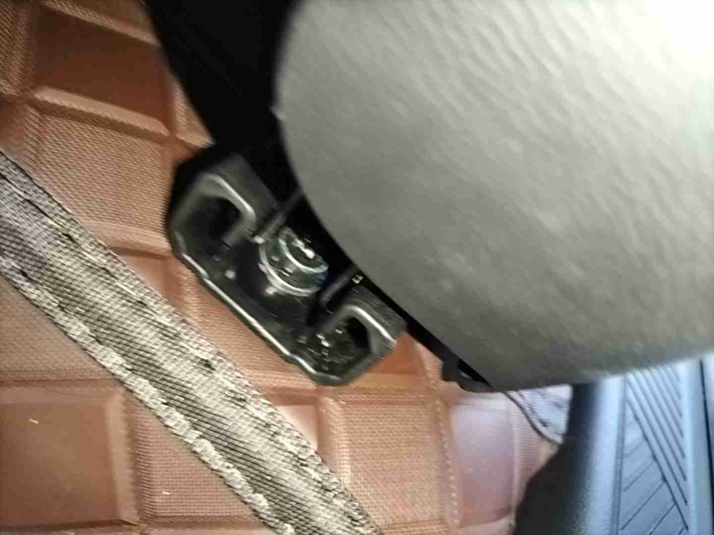 左前座椅滑轨拆卸痕迹实拍