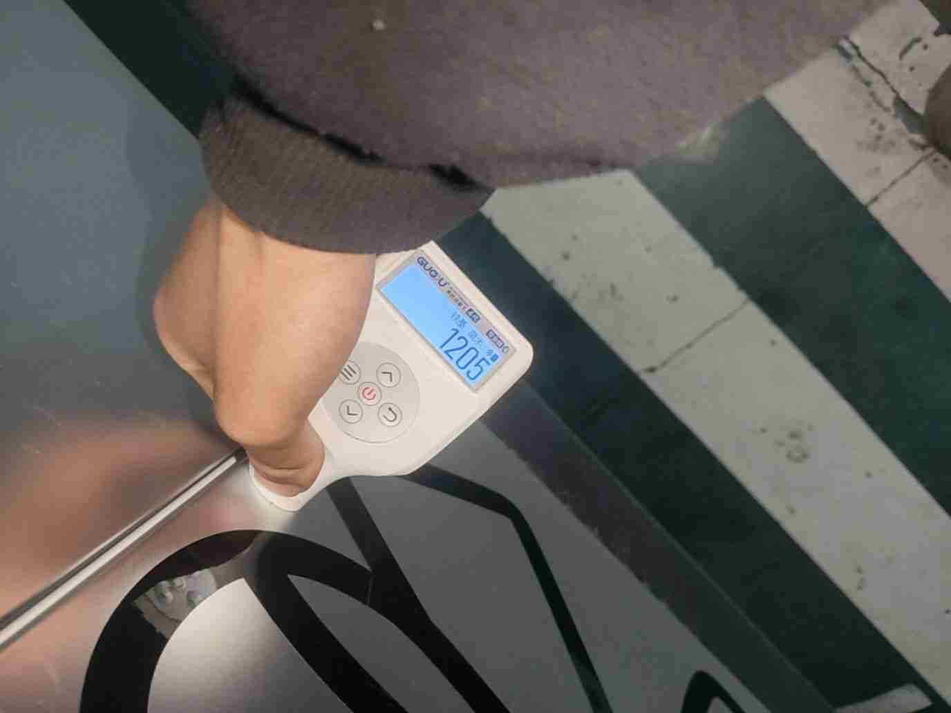左侧前门钣金修复痕迹实拍