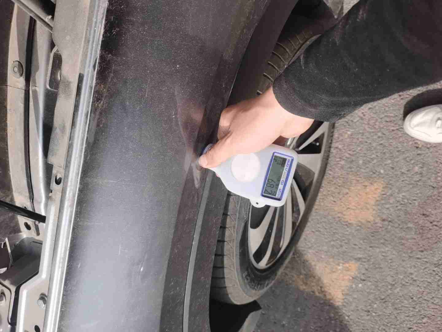左前翼子板喷漆更换痕迹实拍
