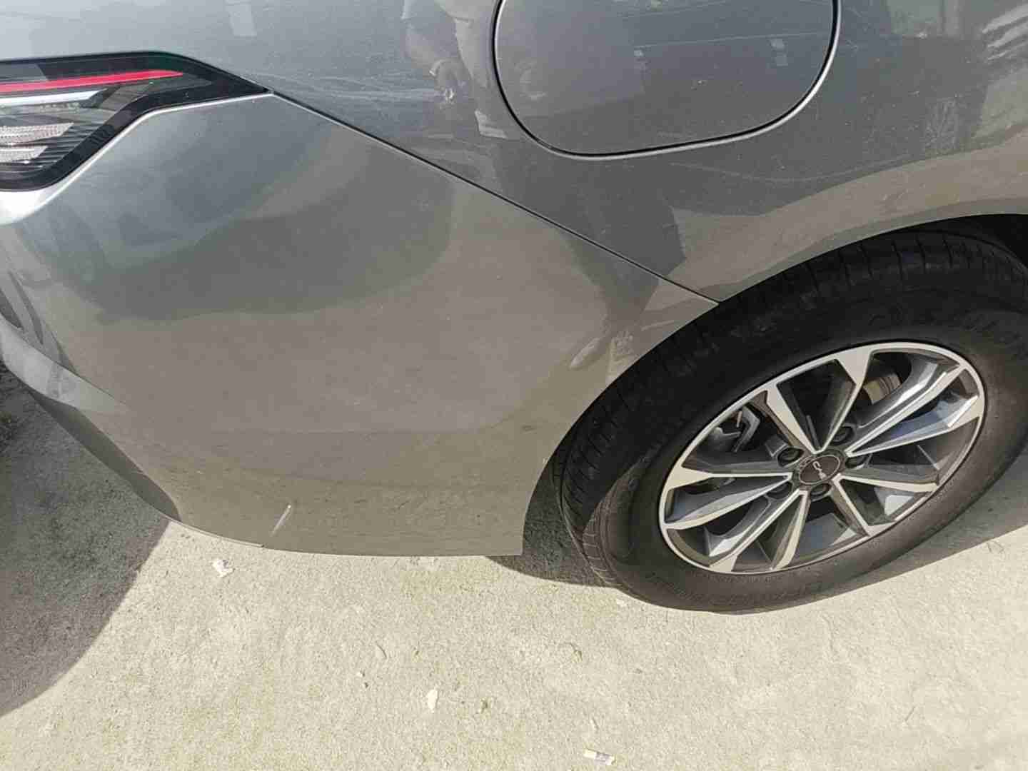 后保险杠安装轻微异常实拍