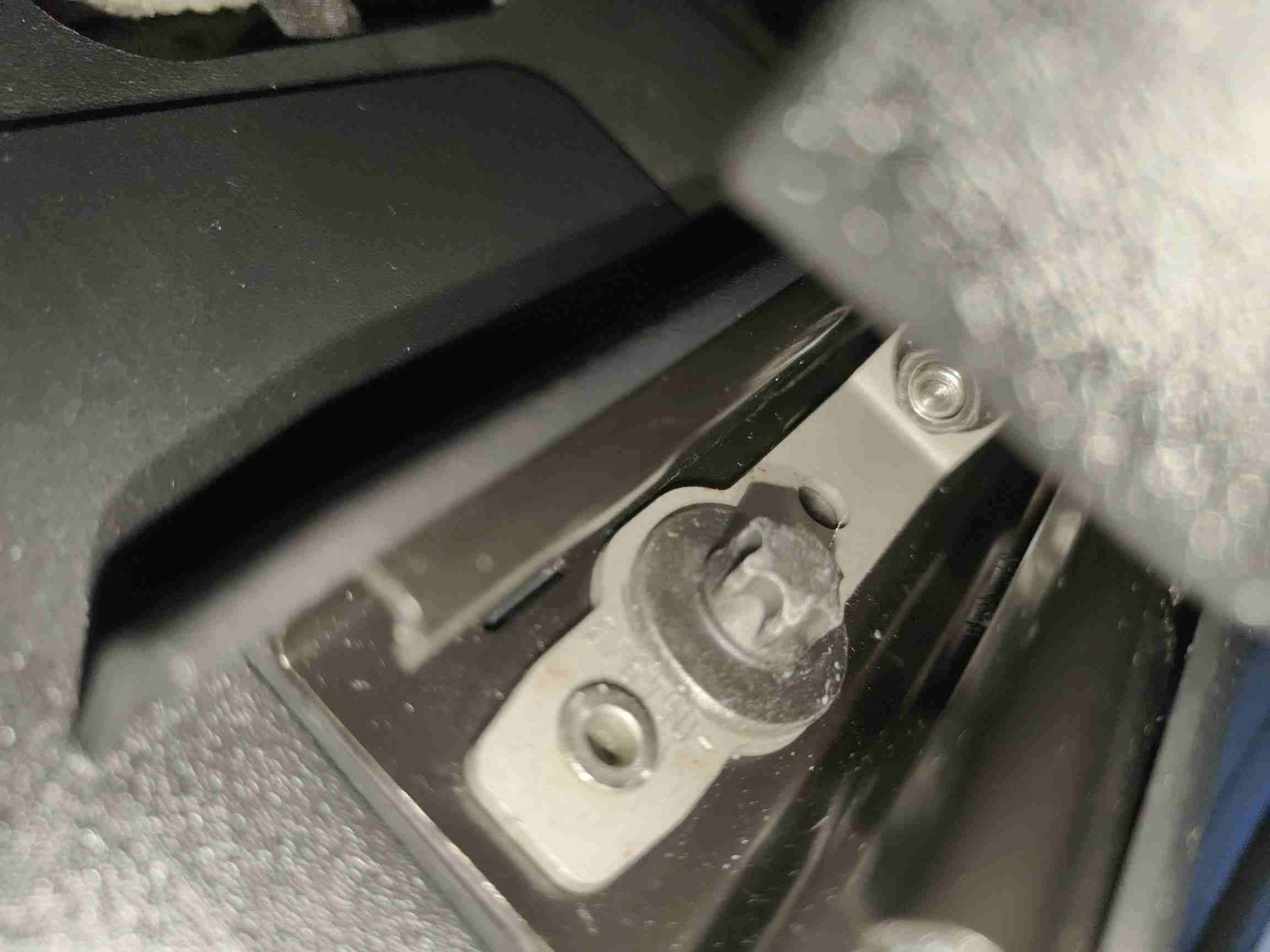 左前座椅滑轨螺丝拆卸痕迹实拍