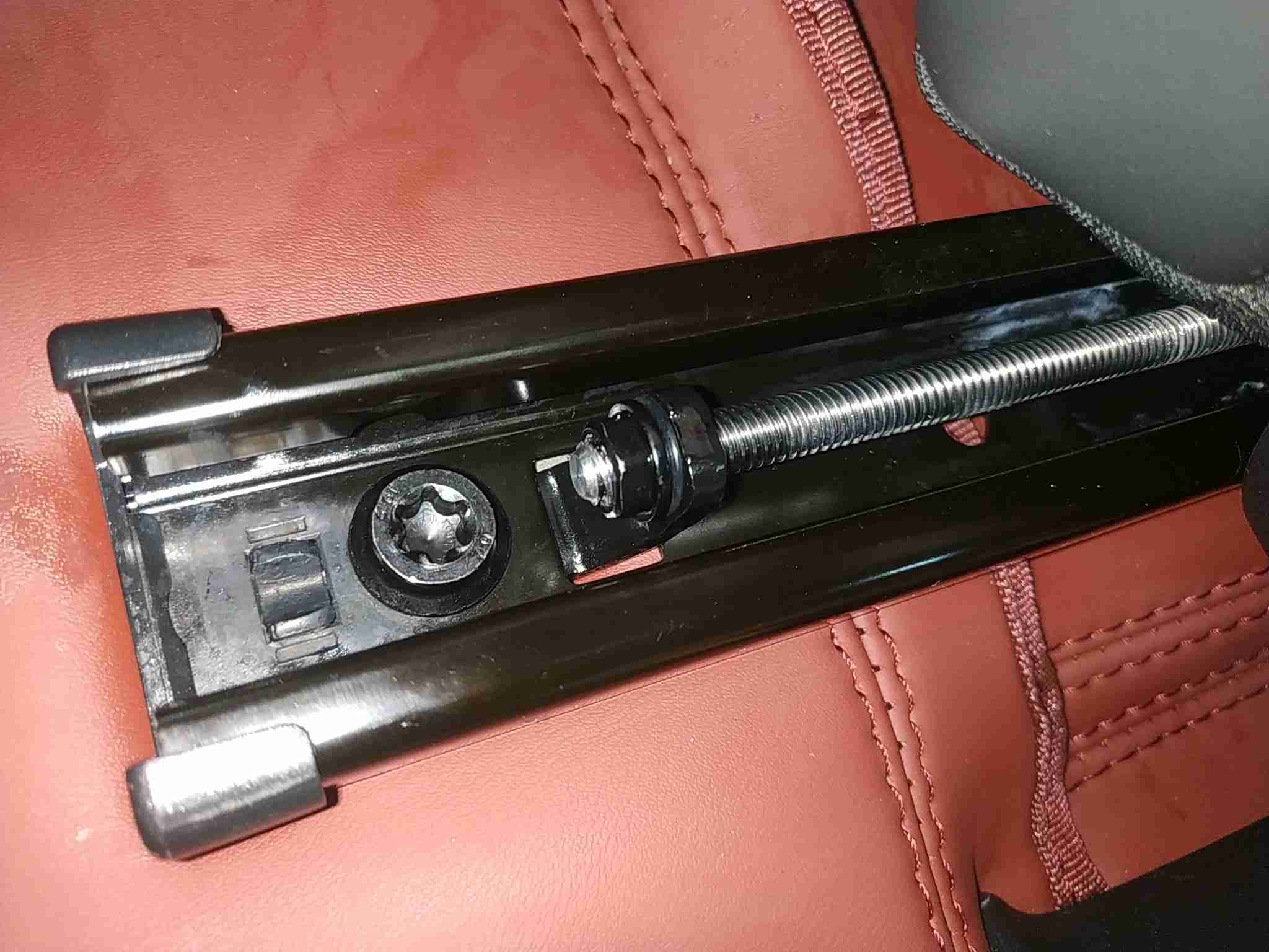左前座椅滑轨螺丝拆卸痕迹实拍