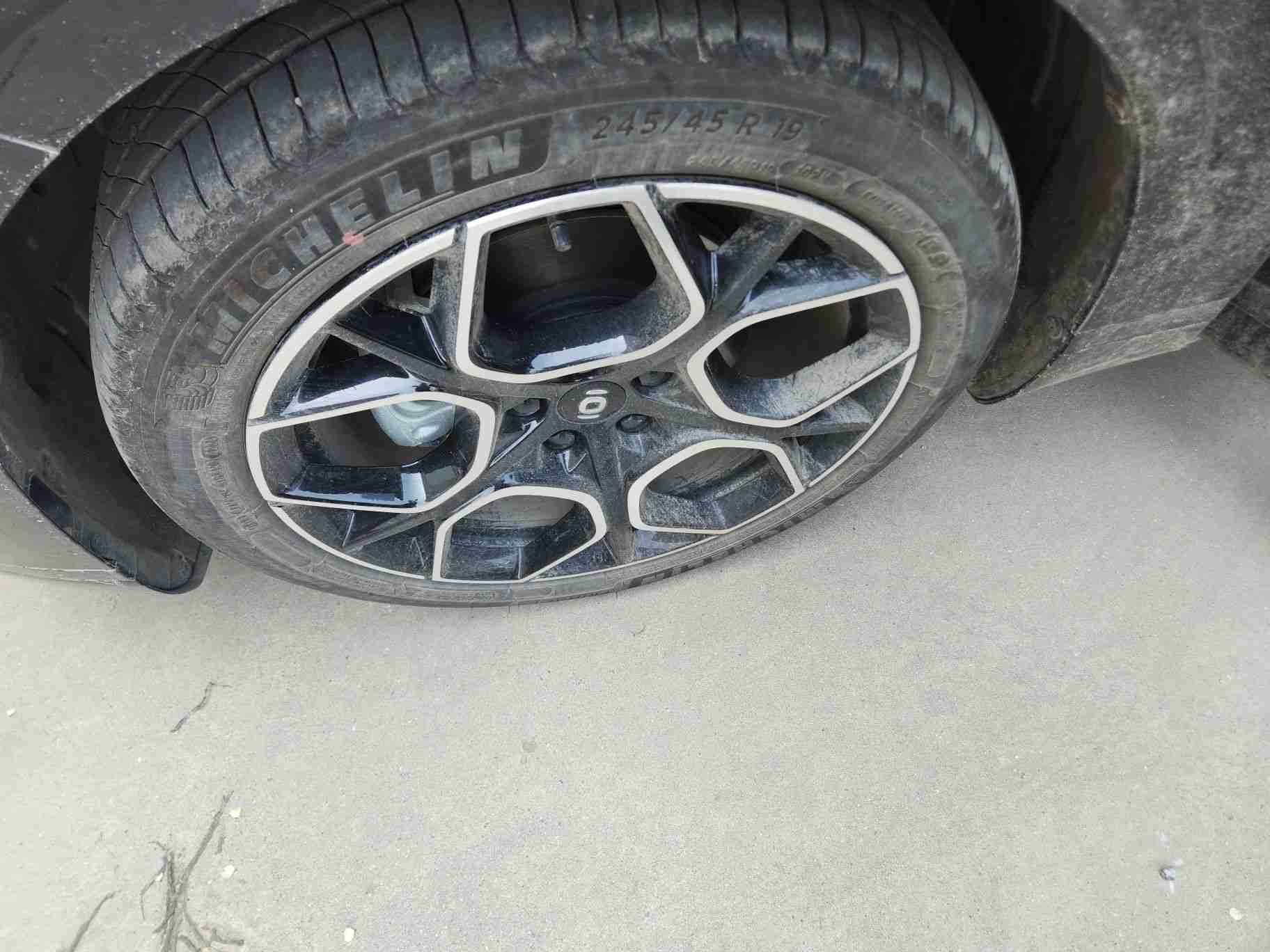车辆左前轮毂实拍
