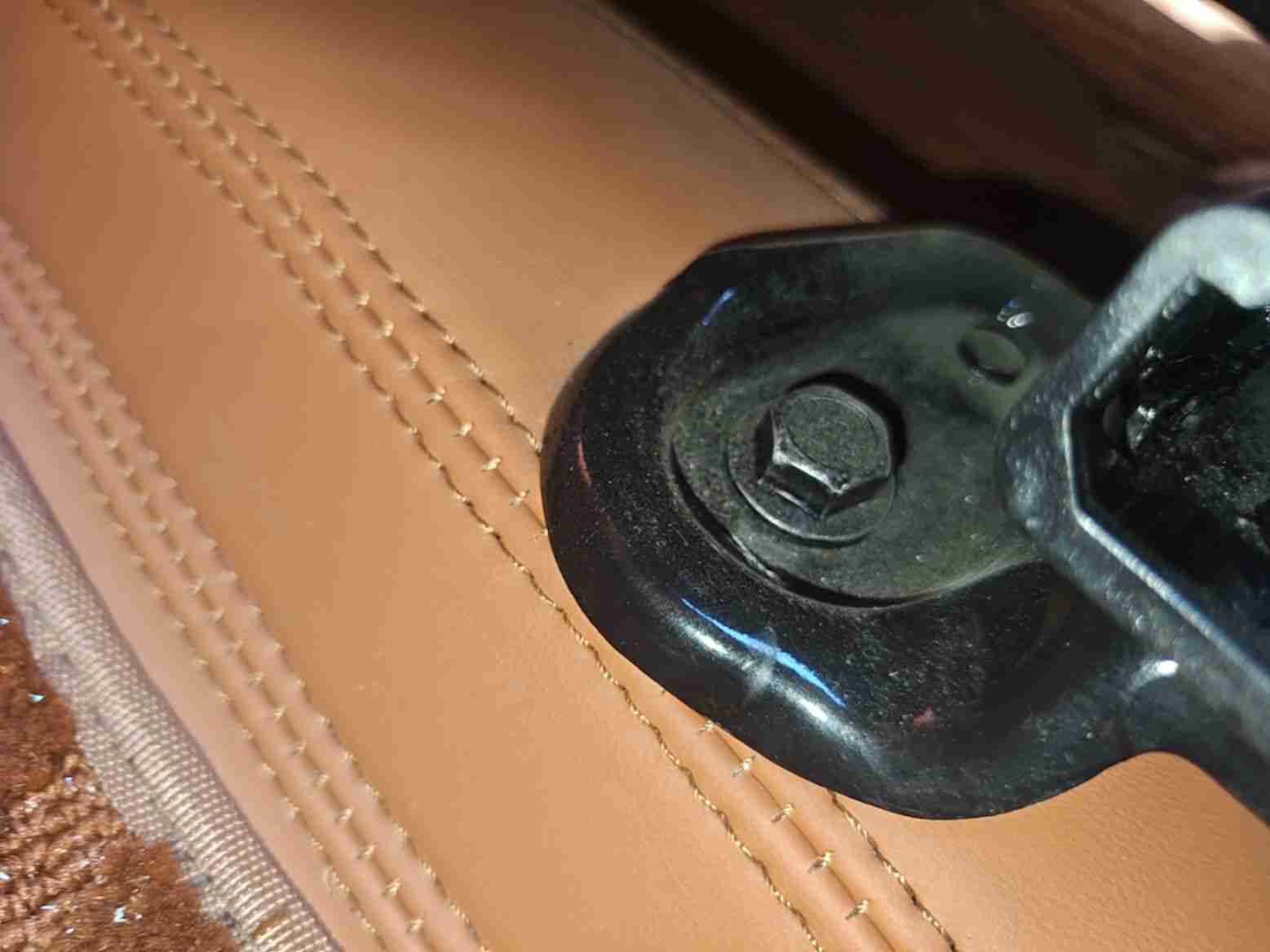 左前座椅滑轨螺丝拆卸痕迹实拍