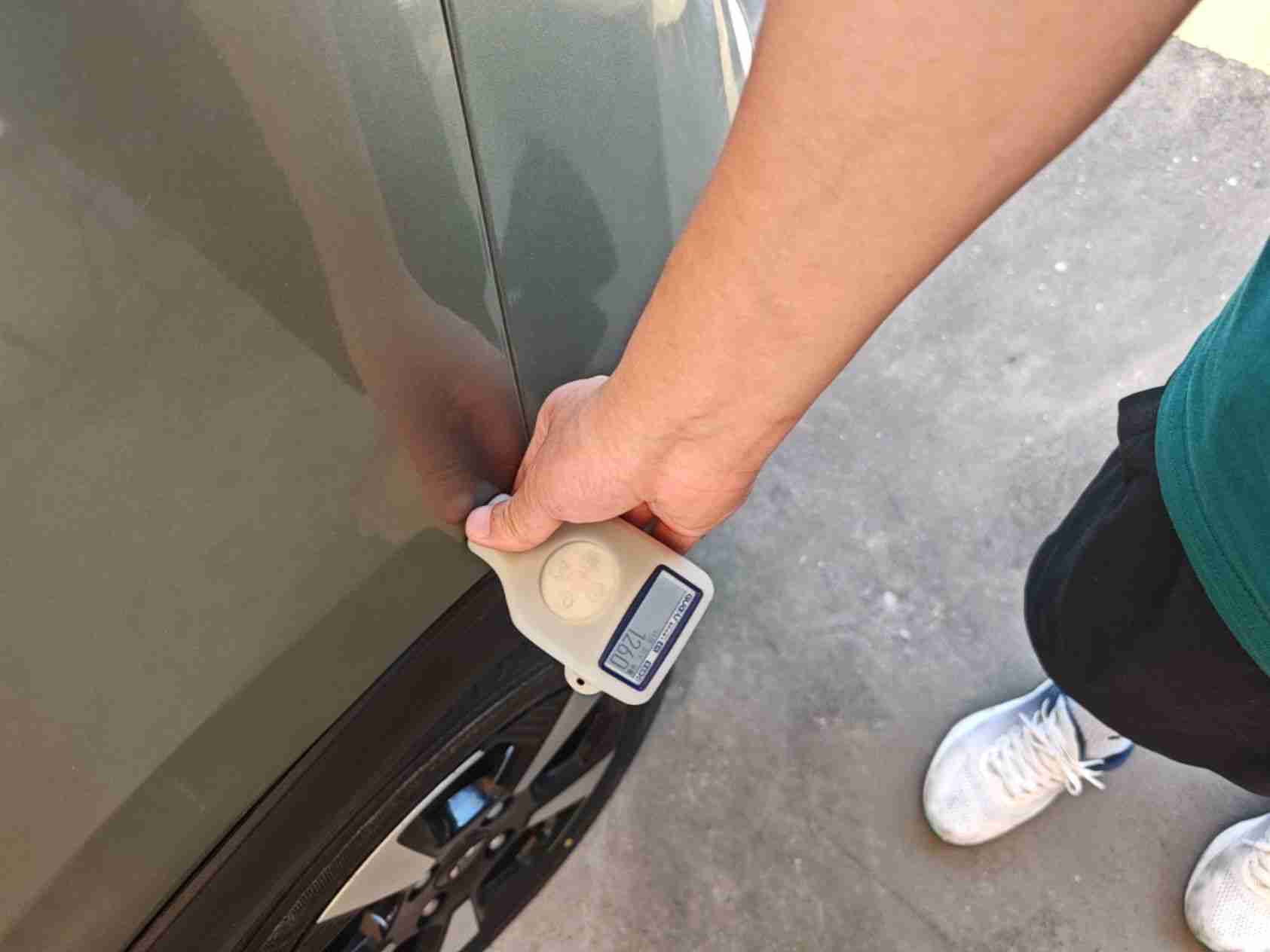 左后翼子板钣金痕迹实拍