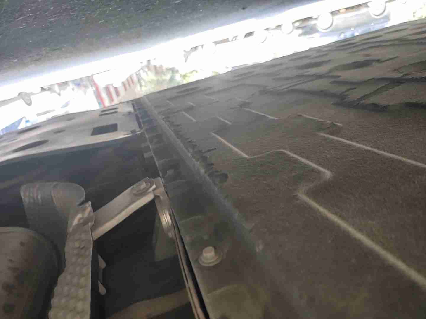 动力电池箱底护板刮蹭实拍