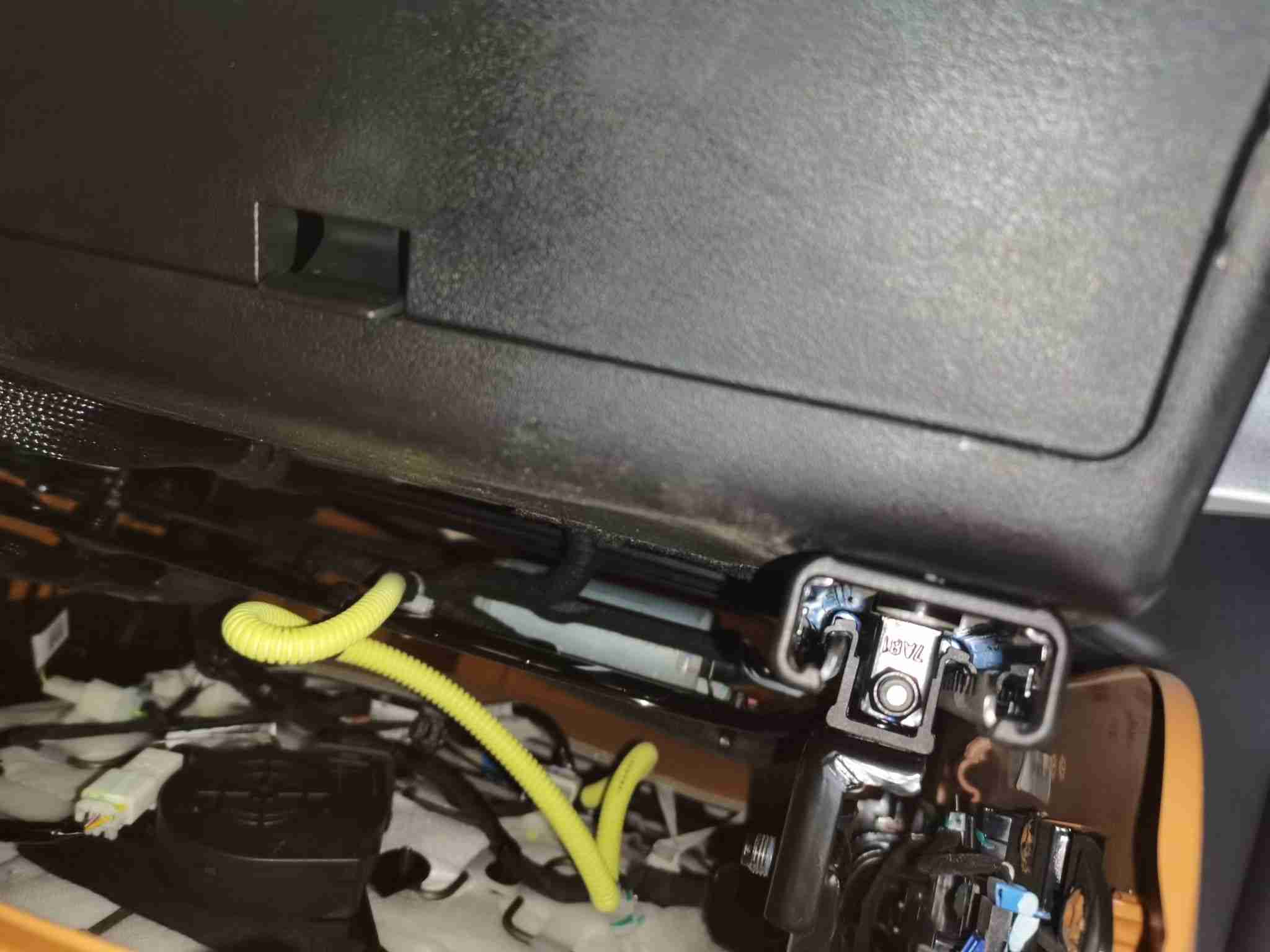 右前座椅滑轨拆卸痕迹实拍