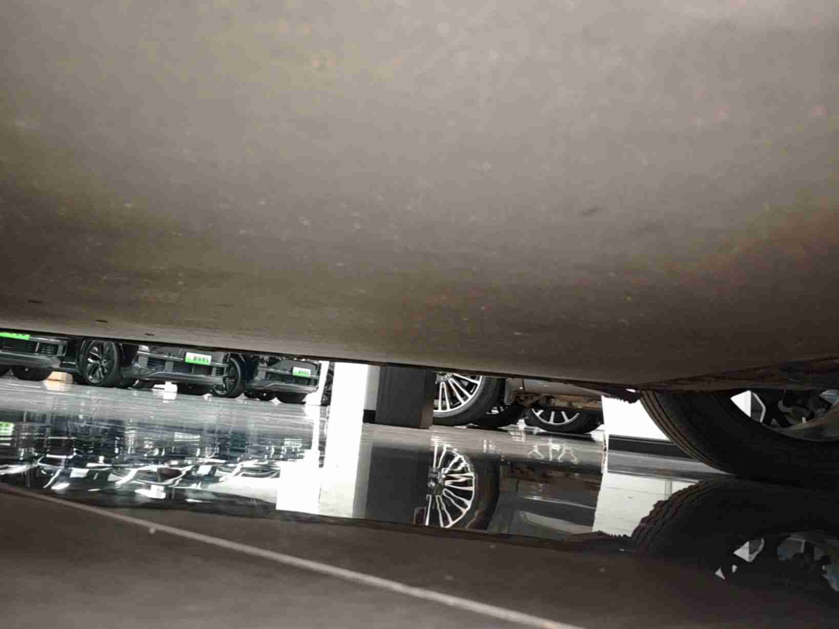 动力电池箱底护板剐蹭痕迹实拍