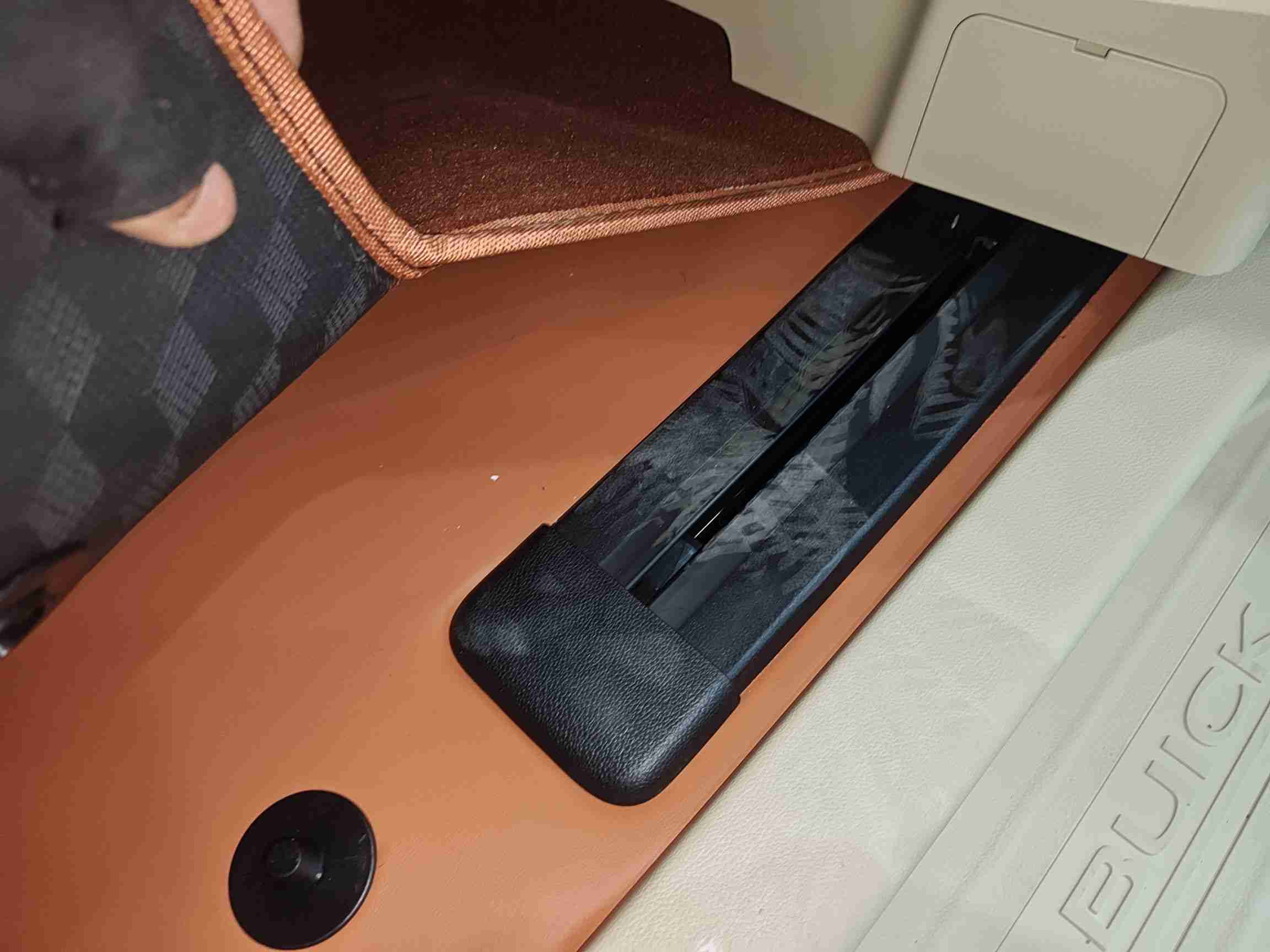 左后第二排座椅滑轨拆卸痕迹