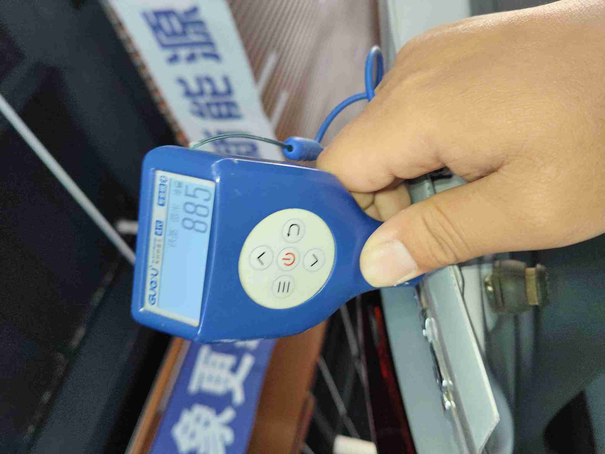 后备箱盖钣金喷漆痕迹实拍