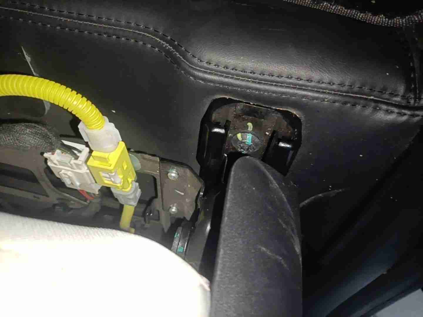 右前座椅滑轨拆卸痕迹实拍