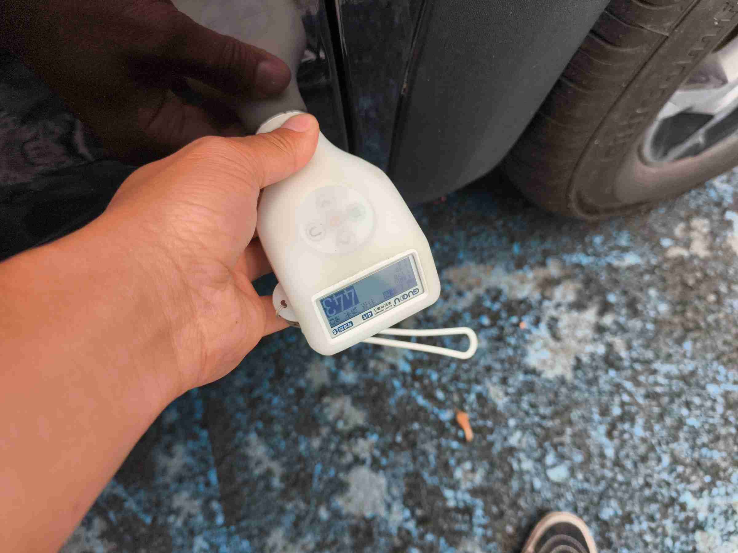 右侧前门钣金痕迹实拍