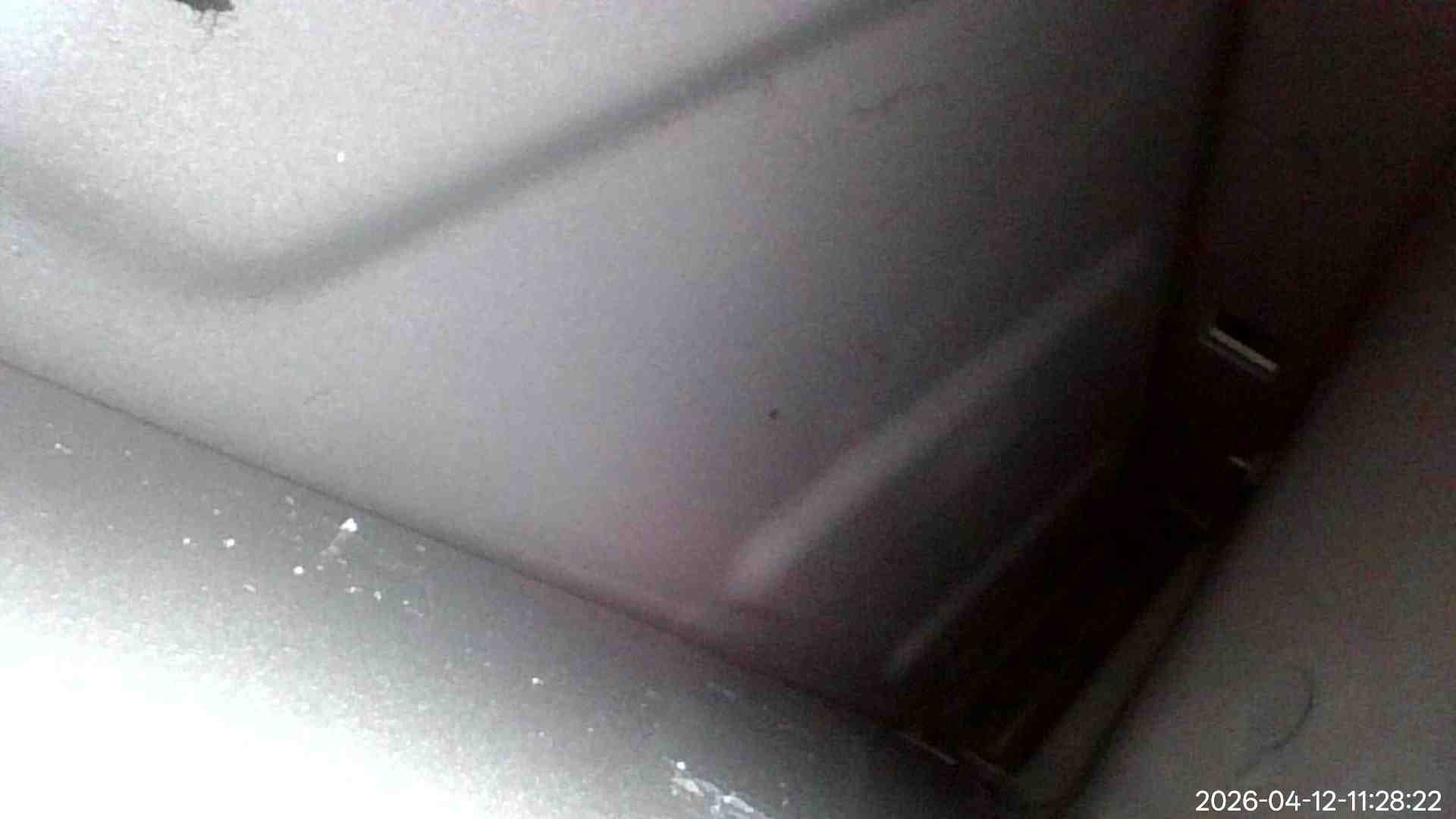 右侧门槛梁内侧空腔浸水痕迹实拍