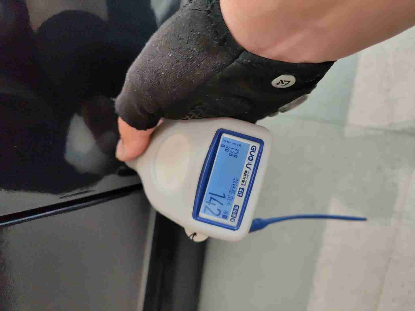 右侧前门喷漆修复痕迹实拍