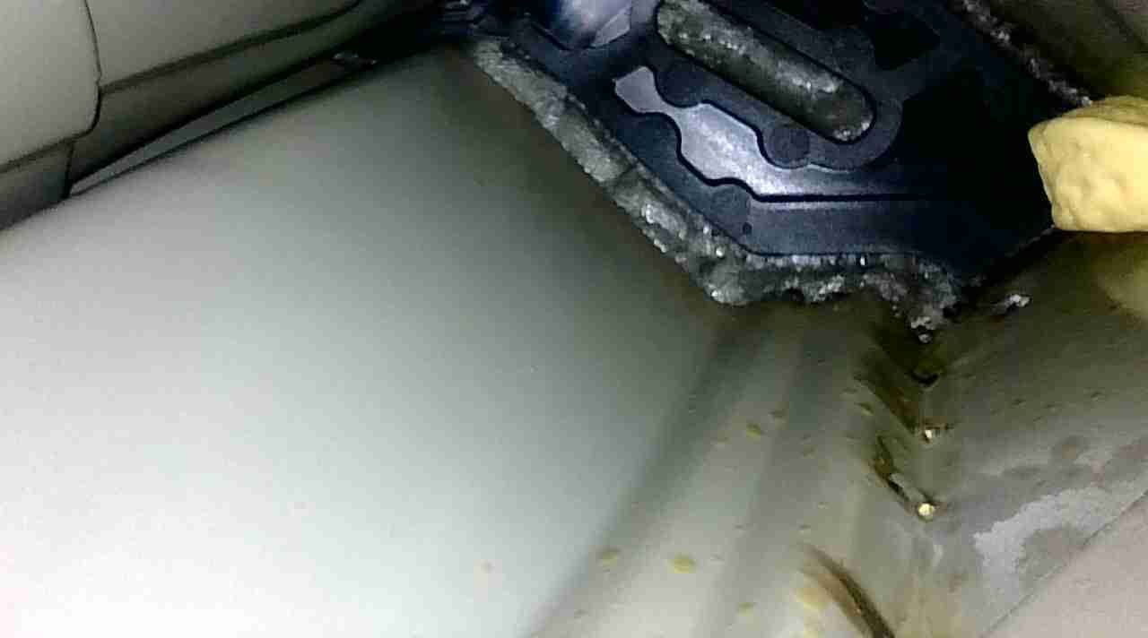 右C柱内侧小面积焊接修复实拍