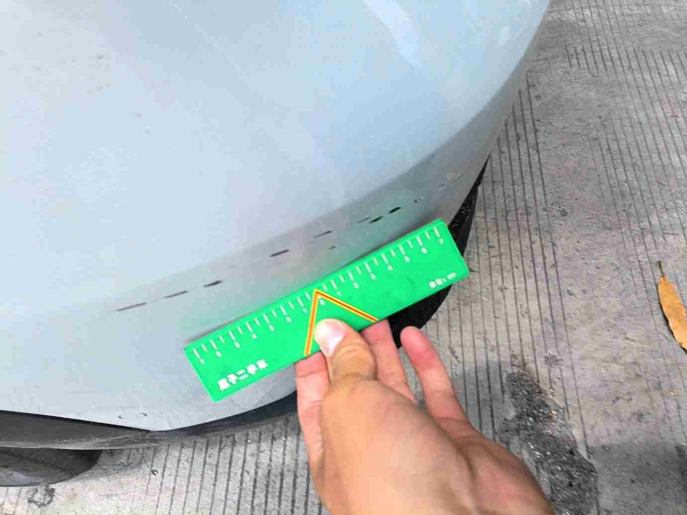 后保险杠漆面损伤实拍