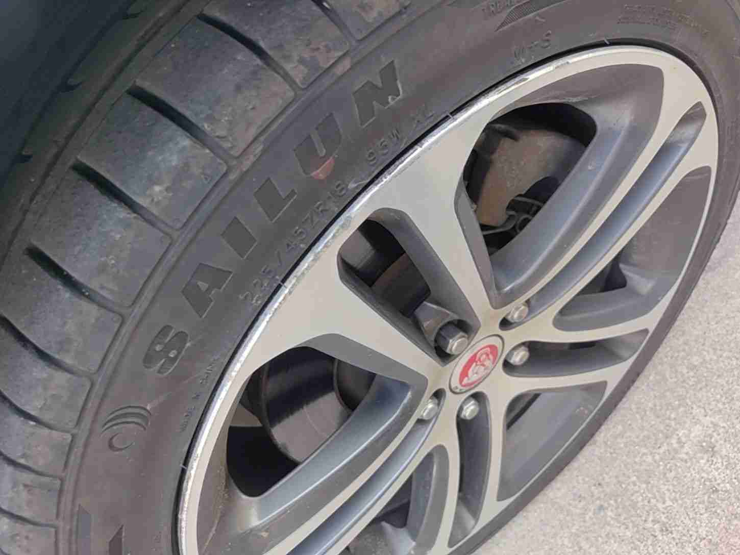 左前轮毂表面轻微划伤实拍