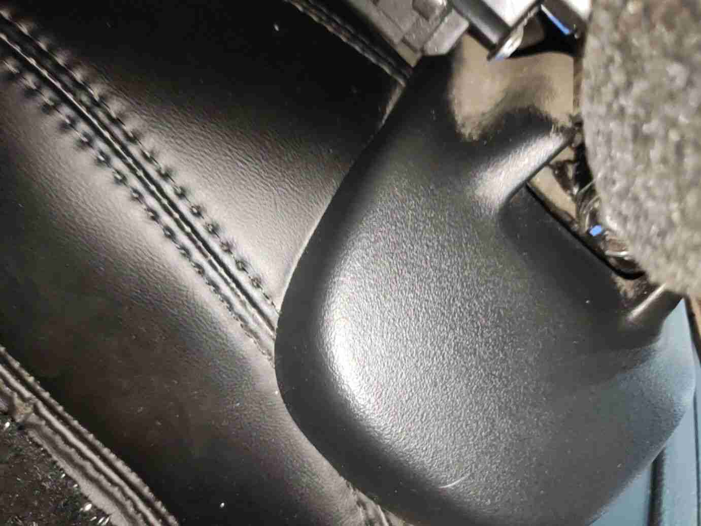 左前座椅滑轨拆卸痕迹检测实拍