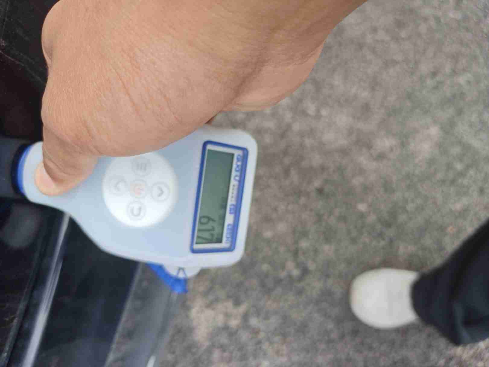 车尾后备箱盖钣金修复痕迹实拍