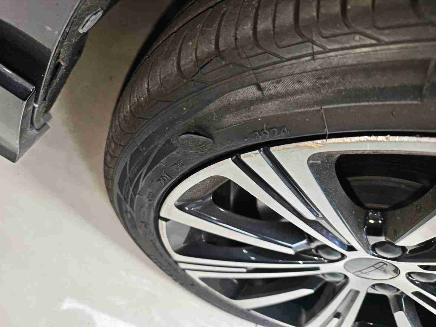 右前轮胎侧壁破损实拍