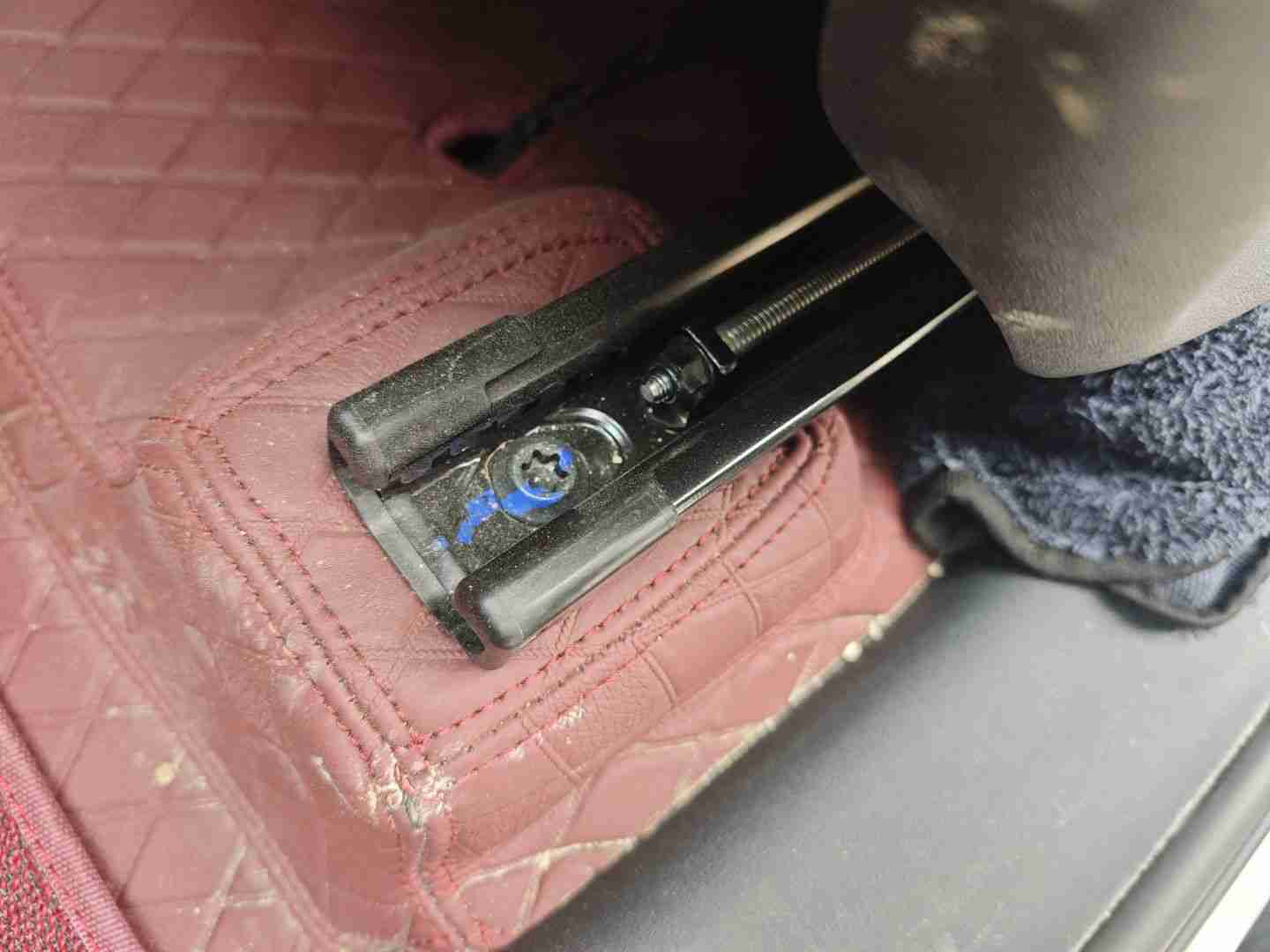 左前座椅滑轨拆卸痕迹实拍