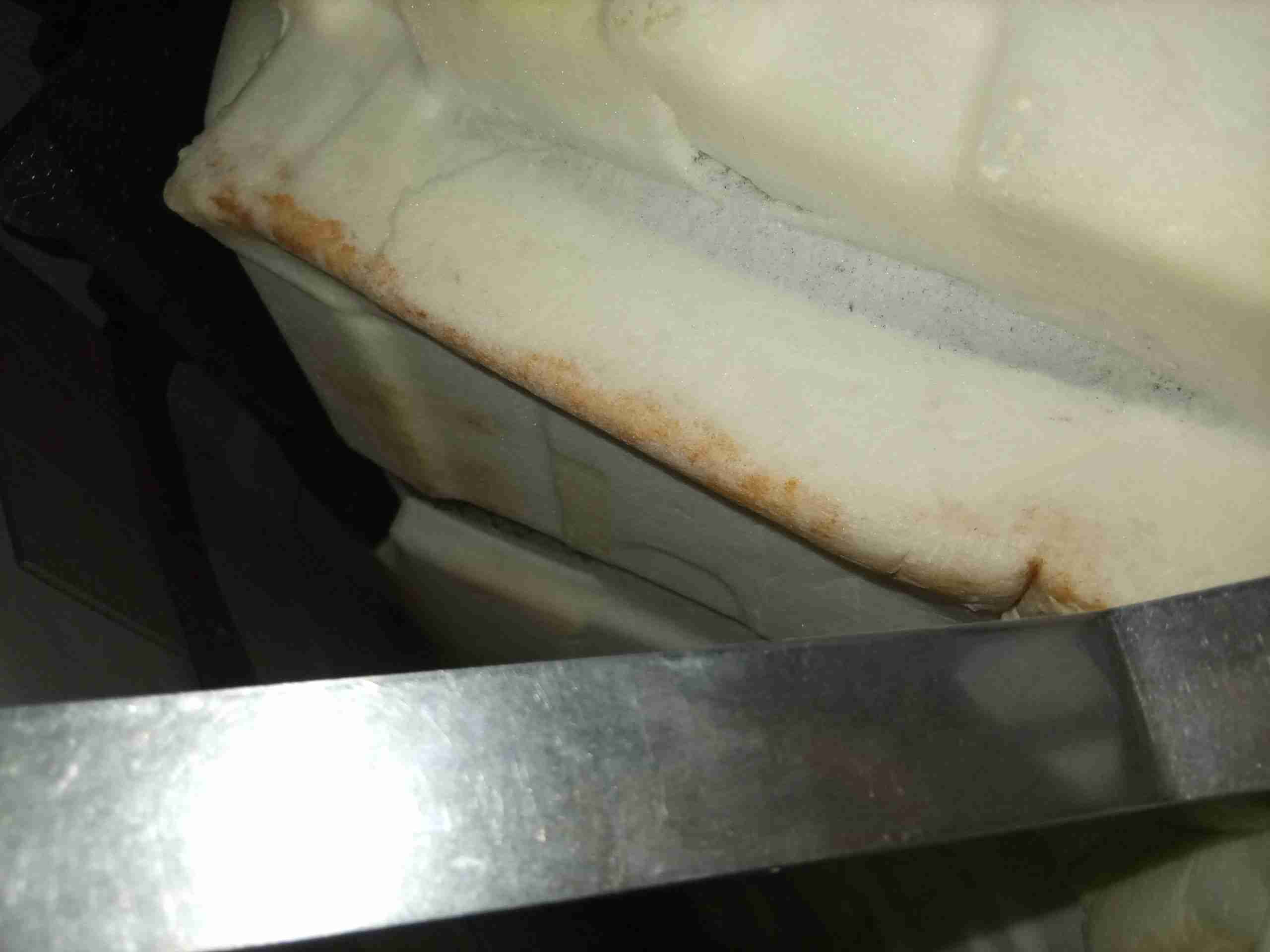 左前地毯局部水渍痕迹实拍
