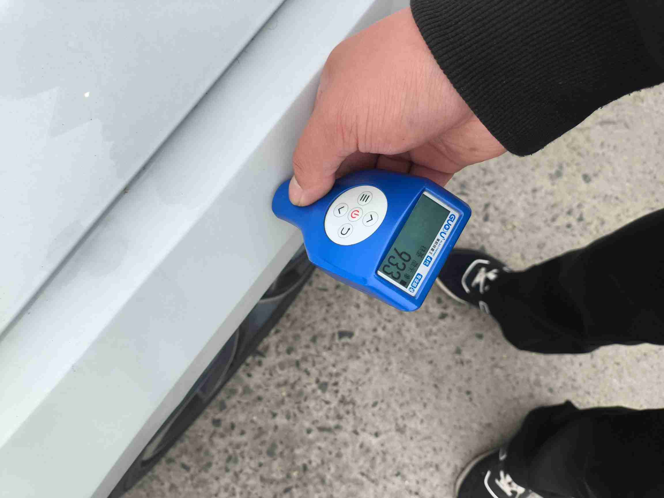 左前翼子板钣金修复痕迹实拍
