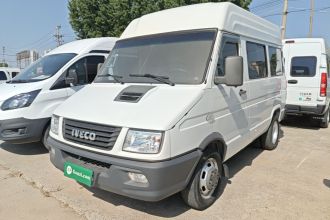 依维柯得意 2021款 2.5T A35 M1客车5-9座短轴中顶双胎侧拉门