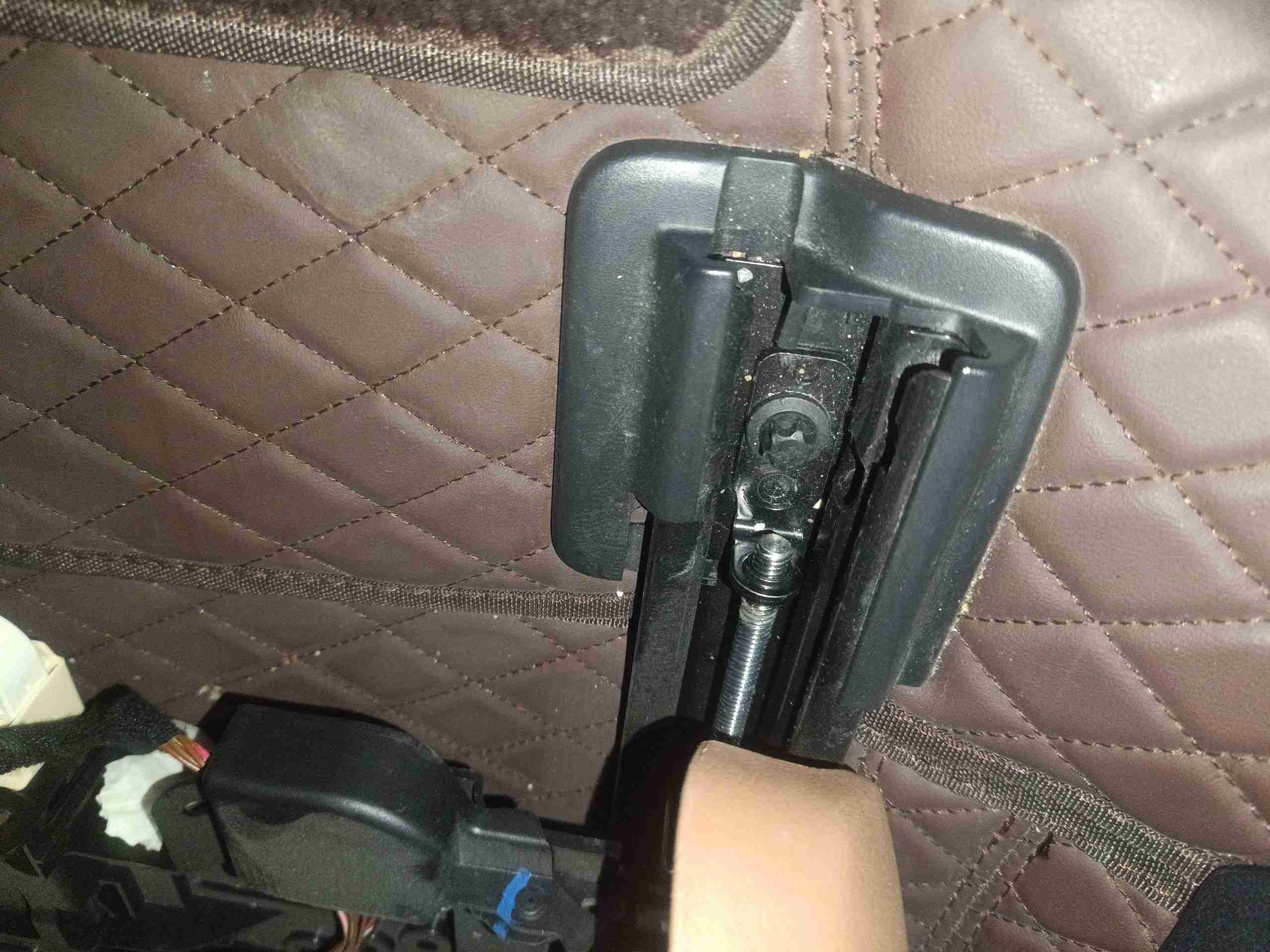 右前座椅滑轨拆卸痕迹示意