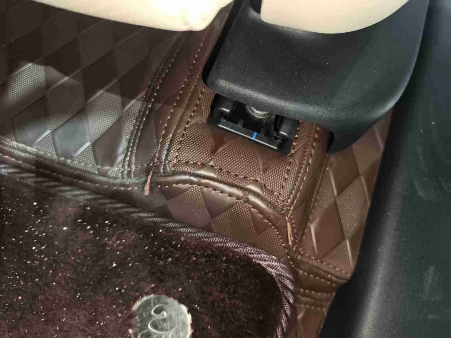 左前座椅滑轨安装螺丝拆卸痕迹实拍