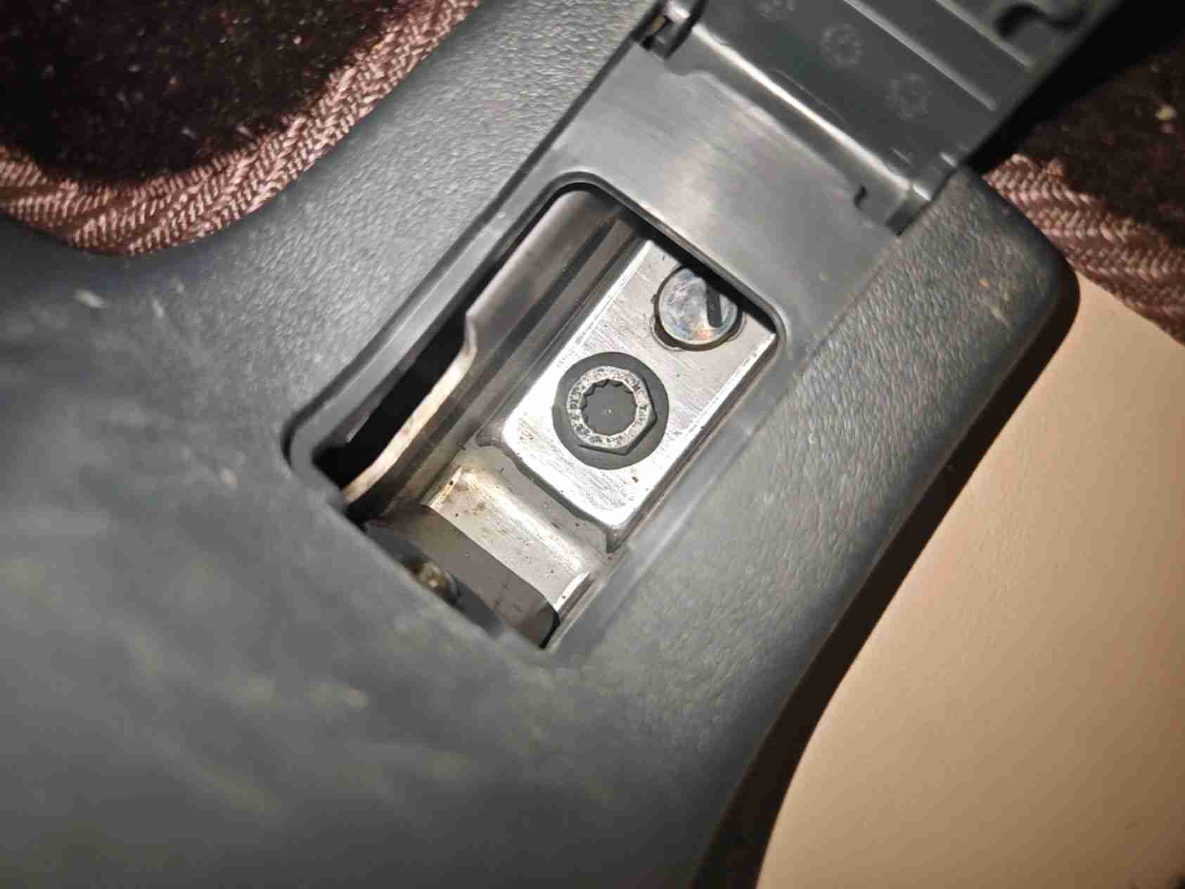 右前座椅滑轨拆卸痕迹实拍