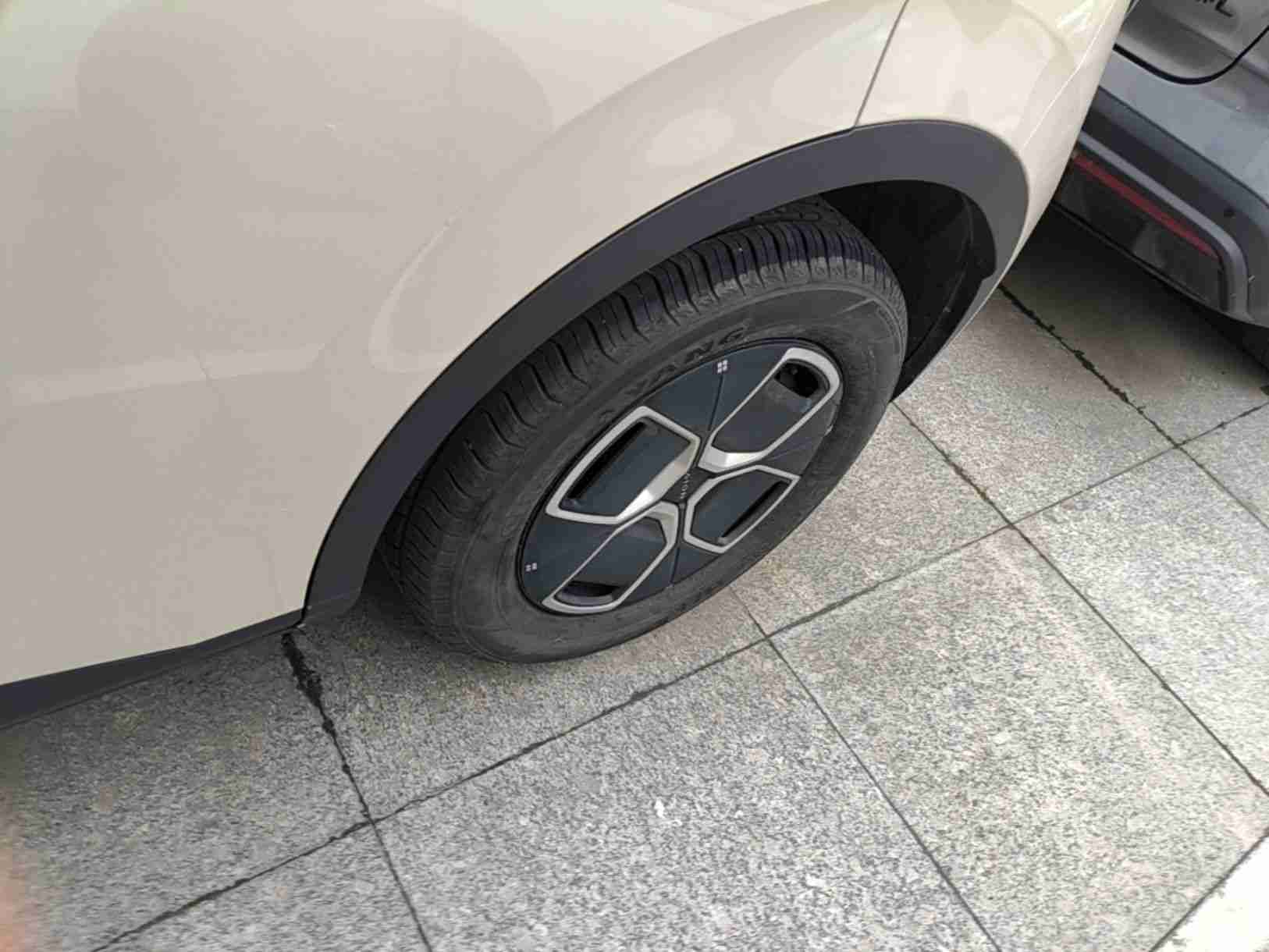 左后轮胎老化磨损情况实拍
