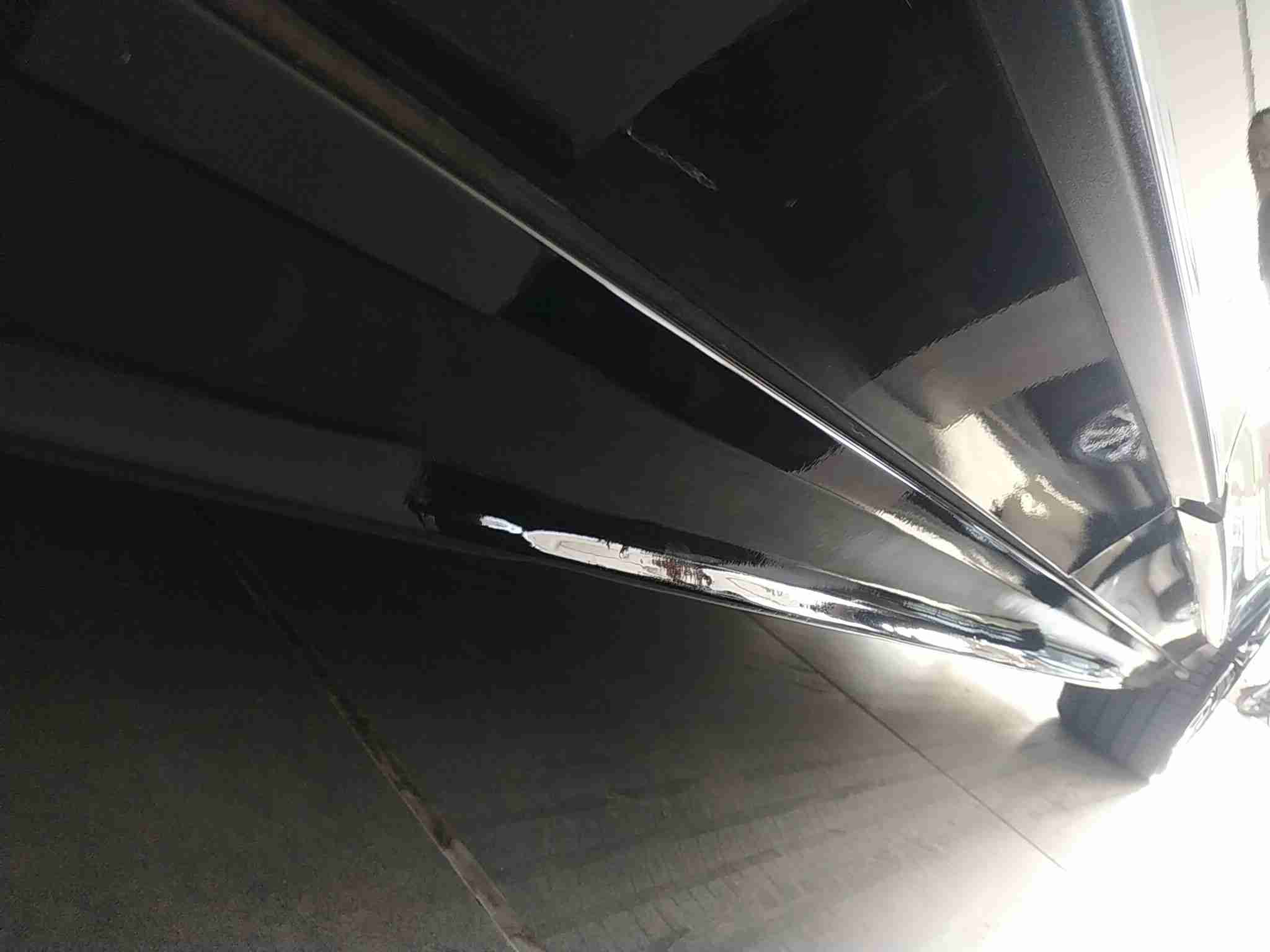 右侧底边梁金属件喷漆痕迹实拍