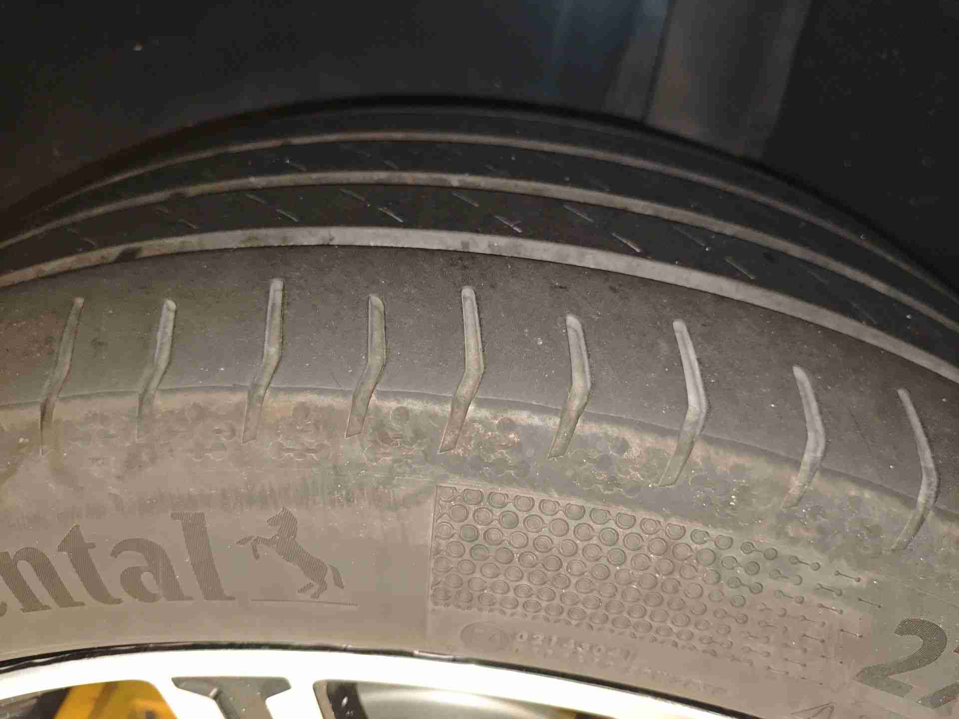 左前轮胎正常磨损状态实拍