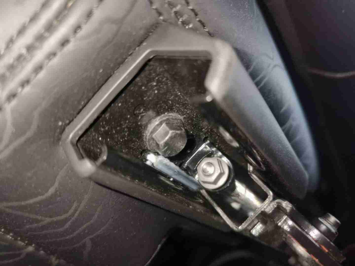 右前座椅滑轨拆卸痕迹实拍