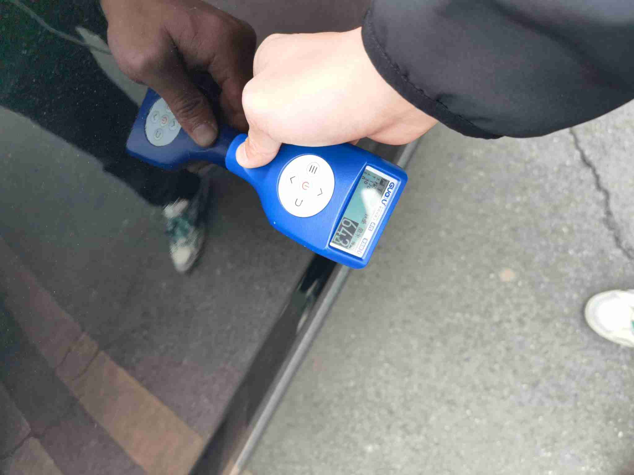 右侧前门漆面钣金修复痕迹实拍