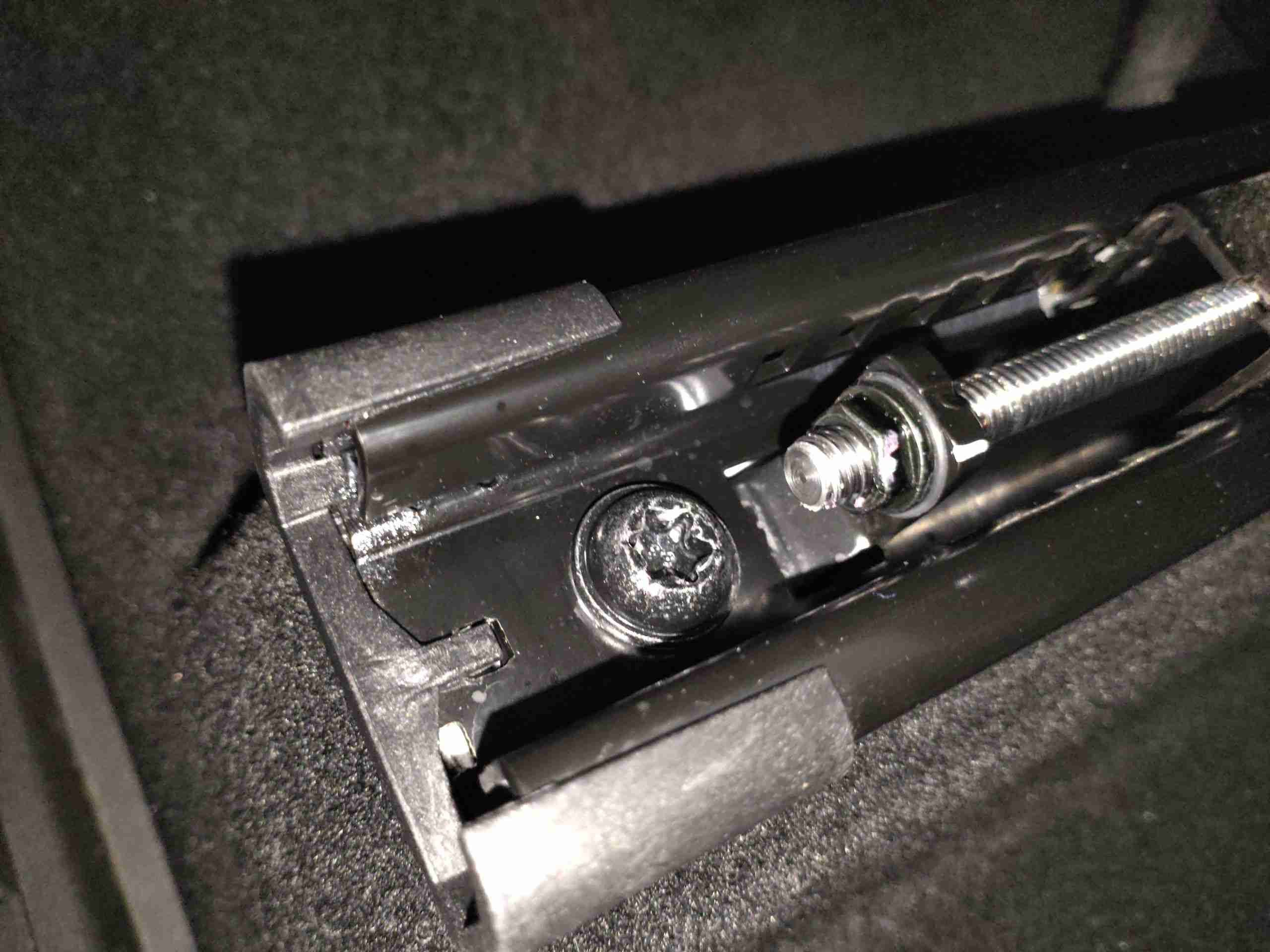 左前座椅滑轨拆卸痕迹实拍