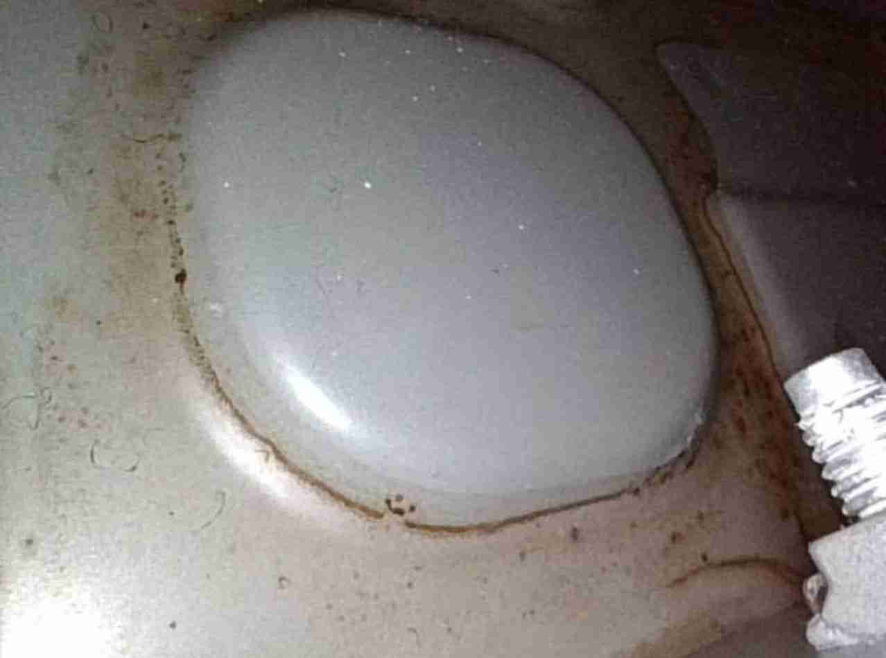 右后底板隔音胶浸水痕迹实拍