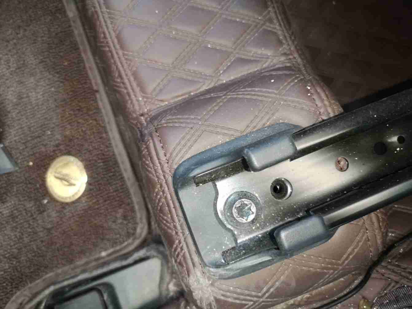 左前座椅滑轨拆卸痕迹实拍