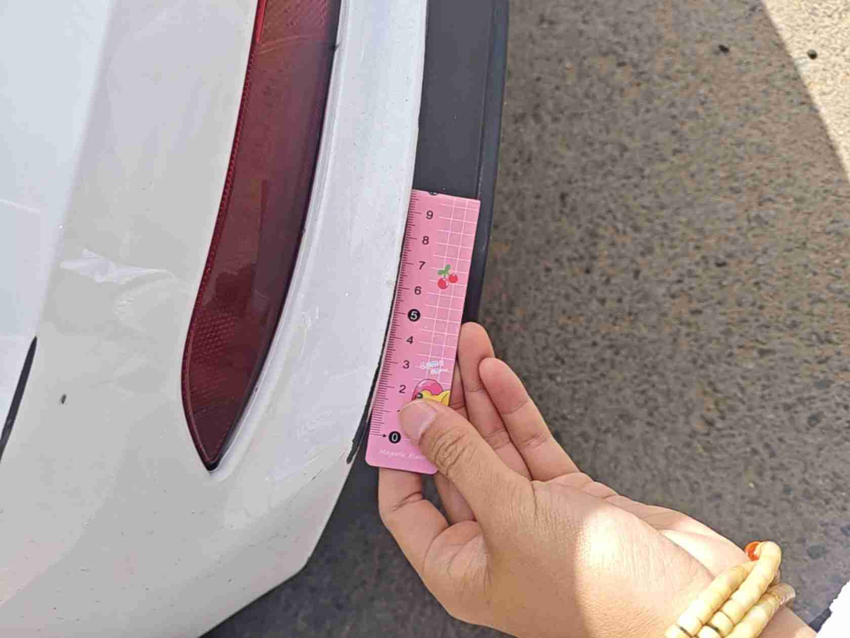 后保险杠漆面损伤实拍