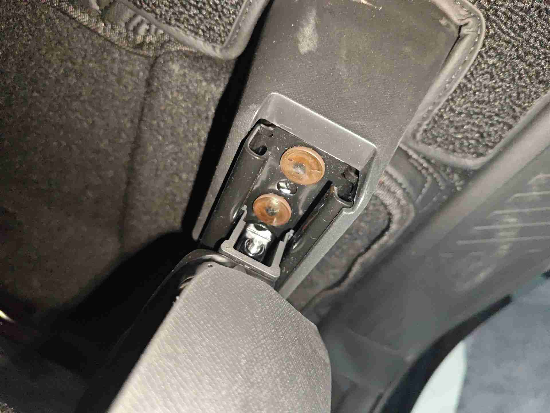 右前座椅滑轨拆卸痕迹实拍